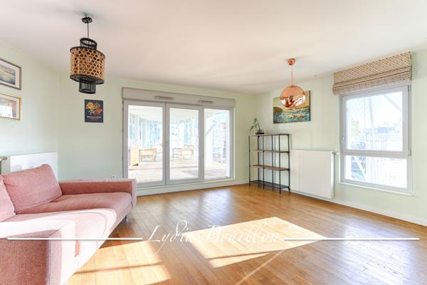 Nanterre (92000) NANTERRE-UNIVERSITÉ — Superbe 3 pièces avec terrasse exceptionnelle de 31 m² et vue dégag