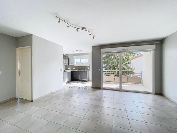 Appartement 2 chambres, résidence sécurisée avec un stationnement, une cave