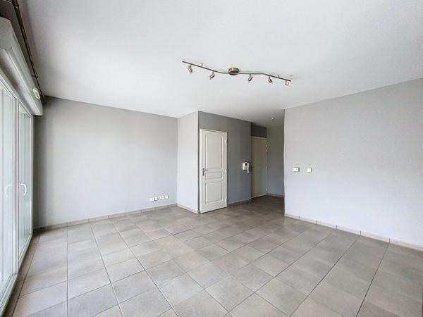 Appartement 2 chambres, résidence sécurisée avec un stationnement, une cave