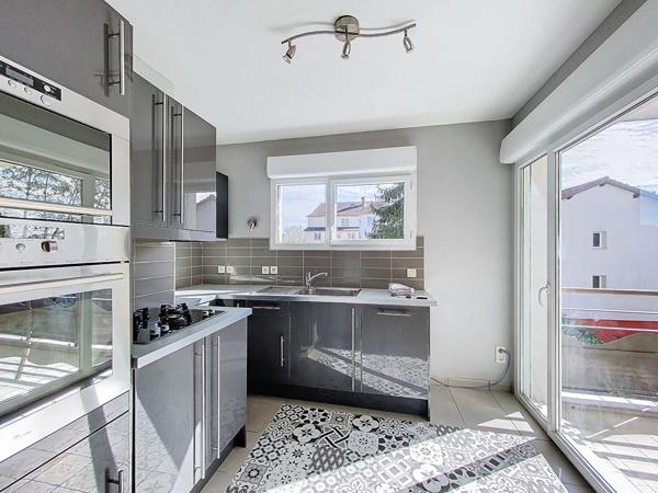 Appartement 2 chambres, résidence sécurisée avec un stationnement, une cave