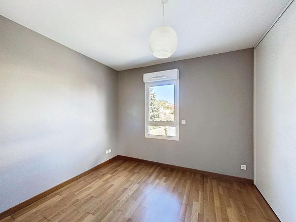 Appartement 2 chambres, résidence sécurisée avec un stationnement, une cave