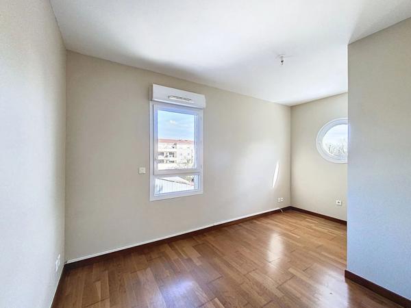 Appartement 2 chambres, résidence sécurisée avec un stationnement, une cave