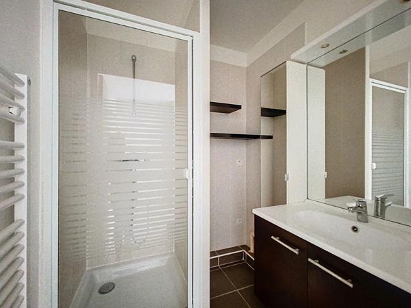 Appartement 2 chambres, résidence sécurisée avec un stationnement, une cave