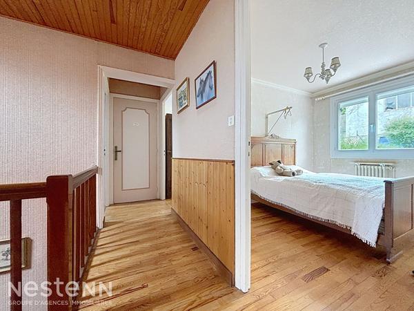 Maison familiale des années 50, 4 chambres et 1 bureau, proche commodités à pied