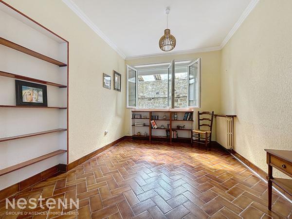 Maison familiale des années 50, 4 chambres et 1 bureau, proche commodités à pied