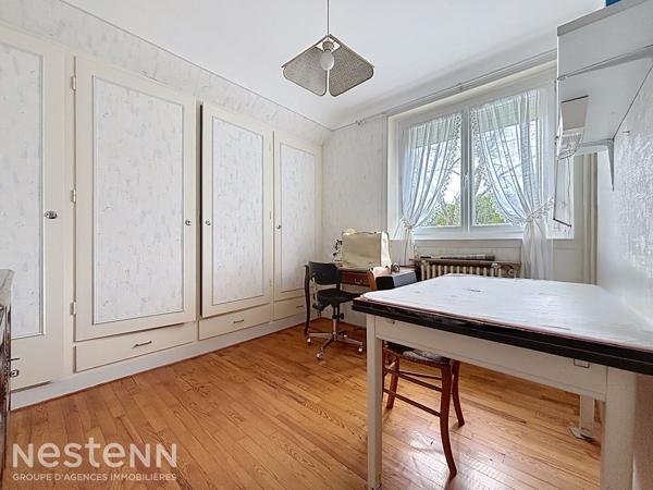 Maison familiale des années 50, 4 chambres et 1 bureau, proche commodités à pied
