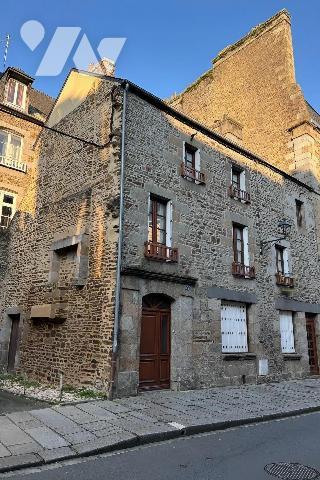 FOUGERES Haute Ville, Maison proposant 114 m² habitables sur 3 niveaux :
RDC : cuisine, séjour...