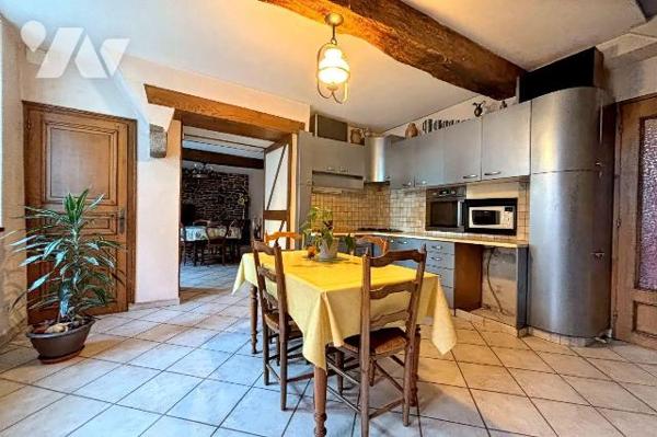 FOUGERES Haute Ville, Maison proposant 114 m² habitables sur 3 niveaux :
RDC : cuisine, séjour...