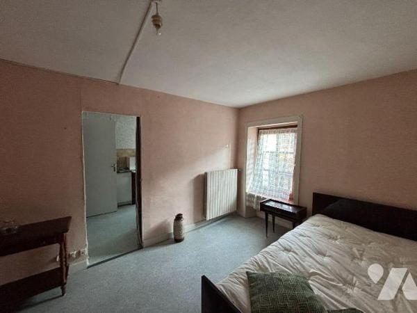 FOUGERES Haute Ville, Maison proposant 114 m² habitables sur 3 niveaux :
RDC : cuisine, séjour...