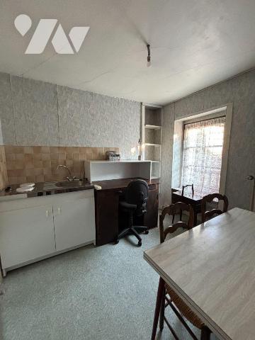 FOUGERES Haute Ville, Maison proposant 114 m² habitables sur 3 niveaux :
RDC : cuisine, séjour...