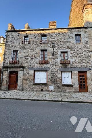 FOUGERES Haute Ville, Maison proposant 114 m² habitables sur 3 niveaux :
RDC : cuisine, séjour...