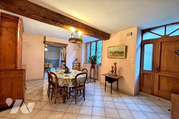 FOUGERES Haute Ville, Maison proposant 114 m² habitables sur 3 niveaux :
RDC : cuisine, séjour...