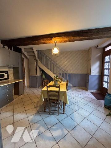 FOUGERES Haute Ville, Maison proposant 114 m² habitables sur 3 niveaux :
RDC : cuisine, séjour...