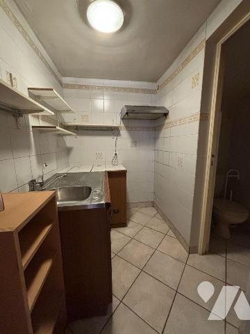 FOUGERES Haute Ville, Maison proposant 114 m² habitables sur 3 niveaux :
RDC : cuisine, séjour...