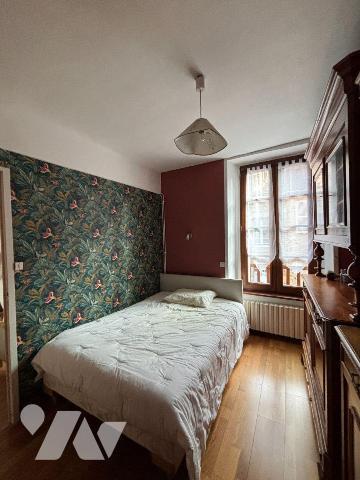 FOUGERES Haute Ville, Maison proposant 114 m² habitables sur 3 niveaux :
RDC : cuisine, séjour...