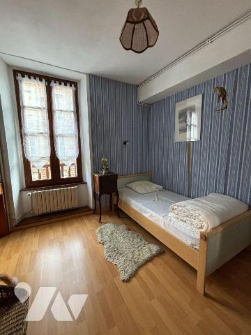 FOUGERES Haute Ville, Maison proposant 114 m² habitables sur 3 niveaux :
RDC : cuisine, séjour...