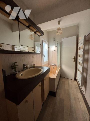 FOUGERES Haute Ville, Maison proposant 114 m² habitables sur 3 niveaux :
RDC : cuisine, séjour...