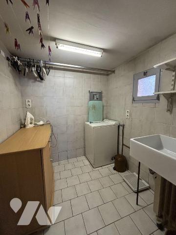 FOUGERES Haute Ville, Maison proposant 114 m² habitables sur 3 niveaux :
RDC : cuisine, séjour...