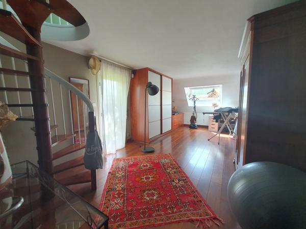 Maison 8 pièce(s) 6 chambre(s) 205 m²