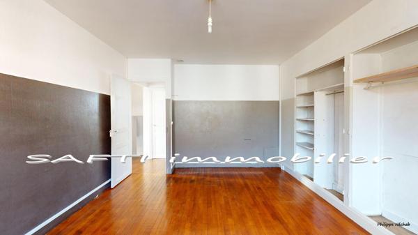 Maison non mitoyenne avec 3/4 chambres + sous-sol total / 737m2 de terrain constructible avec garage