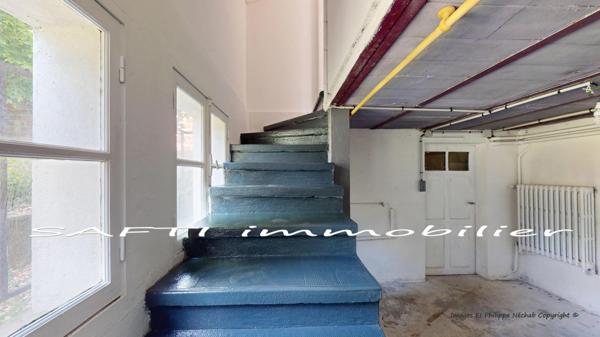 Maison non mitoyenne avec 3/4 chambres + sous-sol total / 737m2 de terrain constructible avec garage