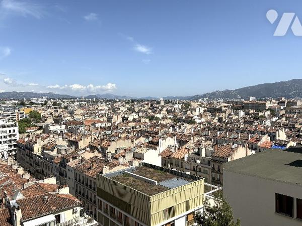 Appartement T4, traversant au 8ème étage avec vue dégagée et vue mer au loin