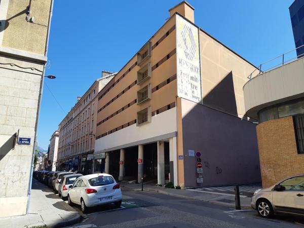 Parking · Location Grenoble (38000)