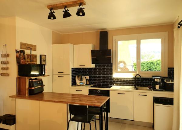 REZ DE VILLA  5 PIECES AVEC TERRASSE ESPACE-VERT CAVE ET PARKINGS - PROCHE CENTRE - ROSERAIE