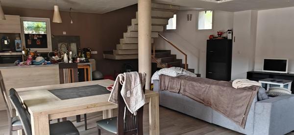 Vente                                                      Maison
                        
                     4 pièces                      123 m2                     à Bévenais