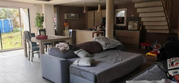 Vente                                                      Maison
                        
                     4 pièces                      123 m2                     à Bévenais