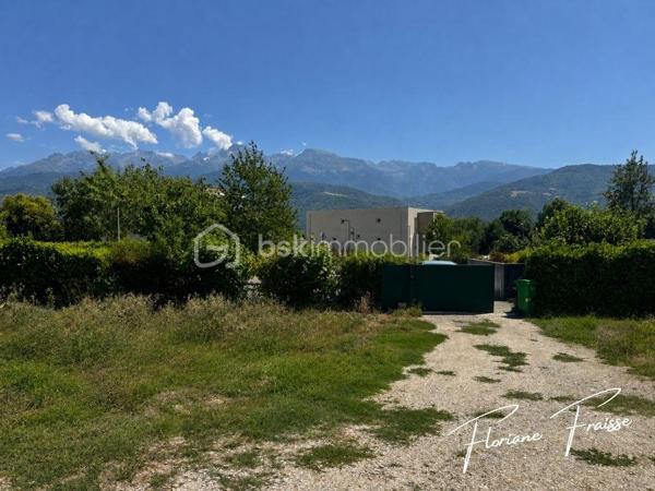 Découvrez cette belle parcelle plate et constructible de 646 m², offrant un environnement idéal pour concrétiser votre projet de construction.
Avec un COS de 0,20, le terrain permet d’envisager une construction jusqu’à environ 129 m² d’emprise au sol.

Les réseaux sont disponibles en bordure de propriété, permettant une viabilisation facilitée.

Secteur bas de Montbonnot, à proximité des commerces, transports en commun, école, crèche.