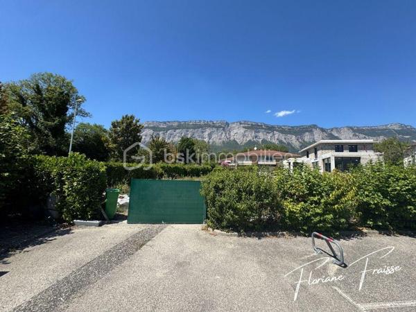 Découvrez cette belle parcelle plate et constructible de 646 m², offrant un environnement idéal pour concrétiser votre projet de construction.
Avec un COS de 0,20, le terrain permet d’envisager une construction jusqu’à environ 129 m² d’emprise au sol.

Les réseaux sont disponibles en bordure de propriété, permettant une viabilisation facilitée.

Secteur bas de Montbonnot, à proximité des commerces, transports en commun, école, crèche.