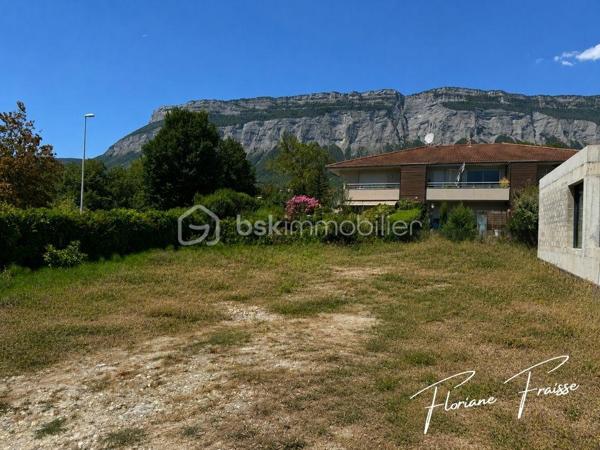 Découvrez cette belle parcelle plate et constructible de 646 m², offrant un environnement idéal pour concrétiser votre projet de construction.
Avec un COS de 0,20, le terrain permet d’envisager une construction jusqu’à environ 129 m² d’emprise au sol.

Les réseaux sont disponibles en bordure de propriété, permettant une viabilisation facilitée.

Secteur bas de Montbonnot, à proximité des commerces, transports en commun, école, crèche.