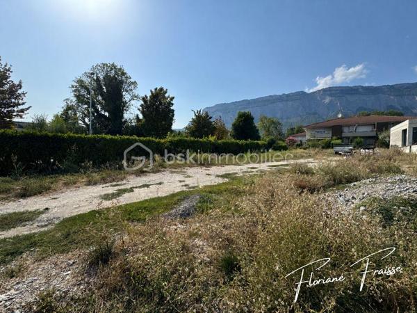 Découvrez cette belle parcelle plate et constructible de 646 m², offrant un environnement idéal pour concrétiser votre projet de construction.
Avec un COS de 0,20, le terrain permet d’envisager une construction jusqu’à environ 129 m² d’emprise au sol.

Les réseaux sont disponibles en bordure de propriété, permettant une viabilisation facilitée.

Secteur bas de Montbonnot, à proximité des commerces, transports en commun, école, crèche.