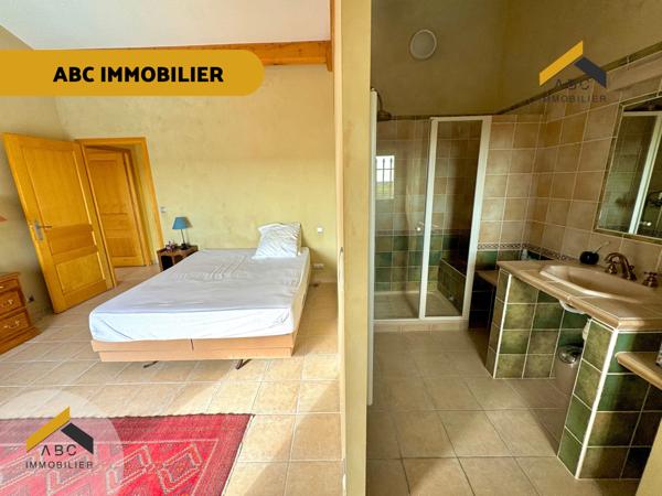 Camaret-sur-Aigues (84850) Camaret - Mas de 350M2 avec piscine et champ d'oliviers