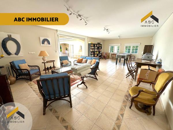 Camaret-sur-Aigues (84850) Camaret - Mas de 350M2 avec piscine et champ d'oliviers