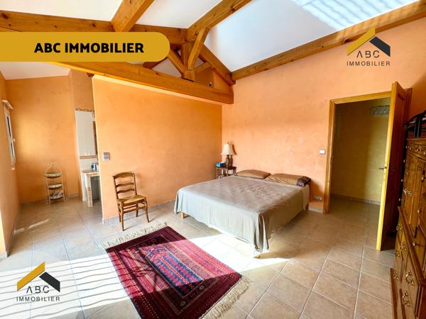 Camaret-sur-Aigues (84850) Camaret - Mas de 350M2 avec piscine et champ d'oliviers