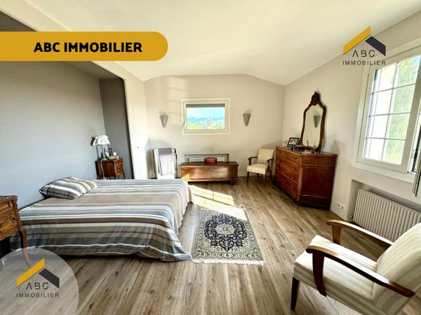 Camaret-sur-Aigues (84850) Camaret - Mas de 350M2 avec piscine et champ d'oliviers