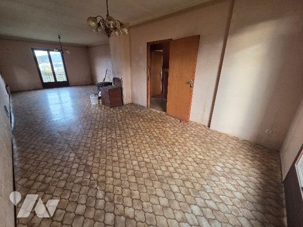 Pavillon de plain-pied sur sous-sol, à rénover à ECROUVES