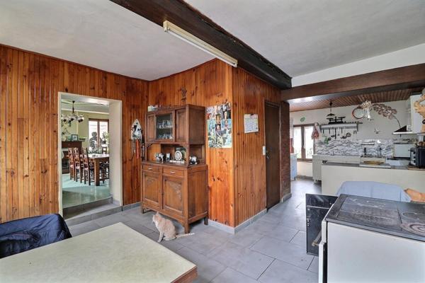 Longère individuelle au beau potentiel sur une parcelle de 856 m2, en village de campagne avec toutes les commodités .