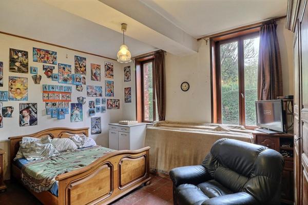 Longère individuelle au beau potentiel sur une parcelle de 856 m2, en village de campagne avec toutes les commodités .