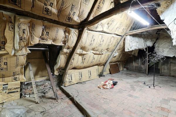 Longère individuelle au beau potentiel sur une parcelle de 856 m2, en village de campagne avec toutes les commodités .