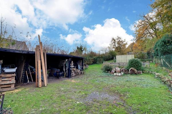 Longère individuelle au beau potentiel sur une parcelle de 856 m2, en village de campagne avec toutes les commodités .
