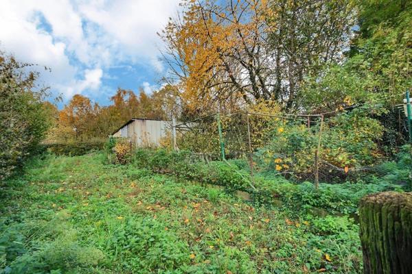 Longère individuelle au beau potentiel sur une parcelle de 856 m2, en village de campagne avec toutes les commodités .