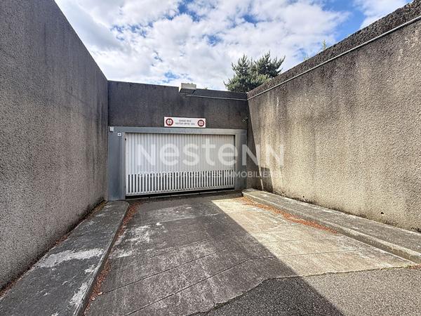 Garage box en sous sol  dans copropriété fermée en face du tramway - 69500 BRON