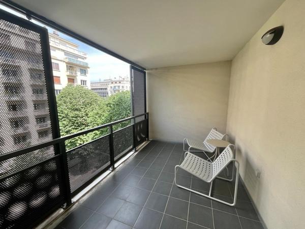 Appartement Grenoble 2 pièces meublé 40 m2 Résidence PLAZA avec terrasse