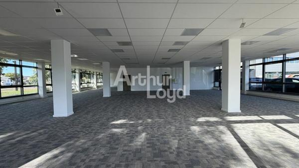 À LOUER : PLATEAU DE BUREAUX DE 434,20 M² DIVISIBLE - REZ DE CHAUSSÉE - UNIVERSITÉ - 10 PARKINGS