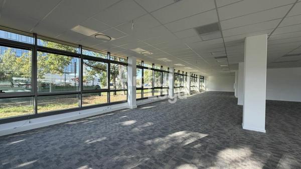 À LOUER : PLATEAU DE BUREAUX DE 434,20 M² DIVISIBLE - REZ DE CHAUSSÉE - UNIVERSITÉ - 10 PARKINGS