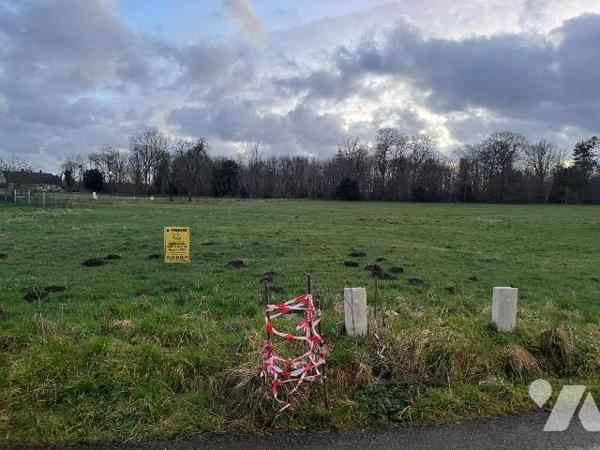 Terrain à bâtir de 1005 m² viabilisé en eau, électricité situé dans un lotissement sur la commu...