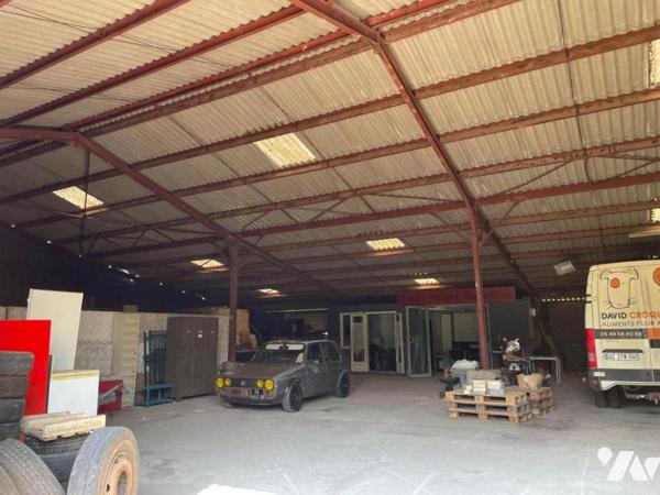 Local de 750 m² avec ses BUREAUX